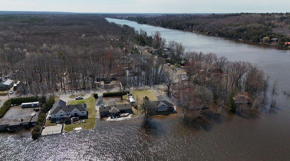  Ottawa River floodwaters encroach on these properties in Constance Bay on Tuesday.