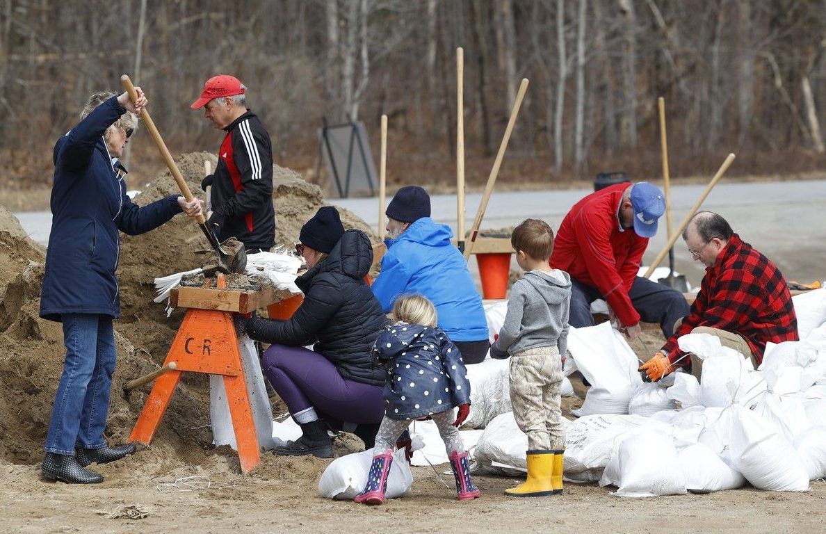  Members of the community fill sandbags at the NorthWind Wireless Community Centre in Constance Bay on Tuesday.