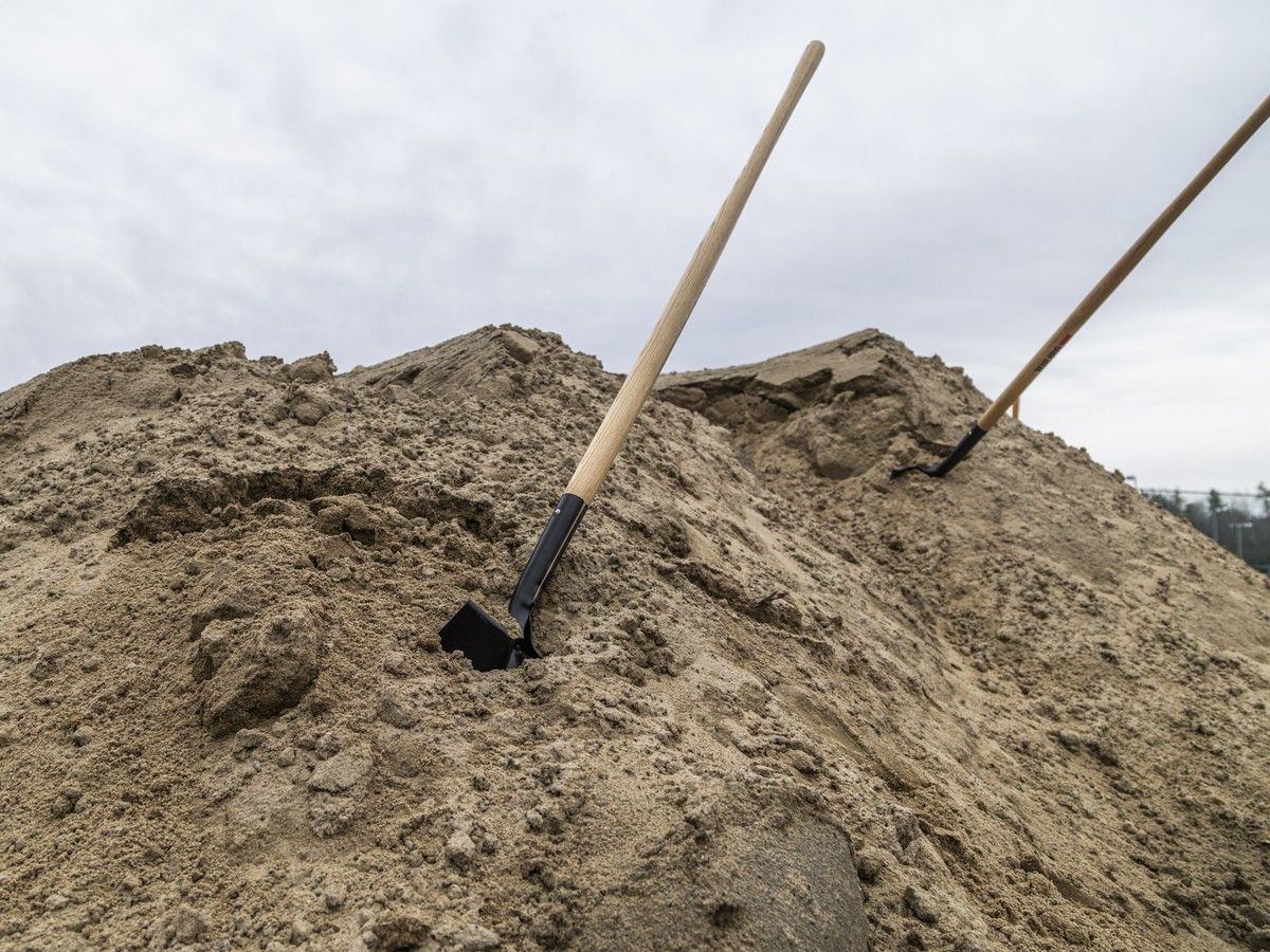  A sandbag depot was set up in the Constance Bay area by the City of Ottawa.