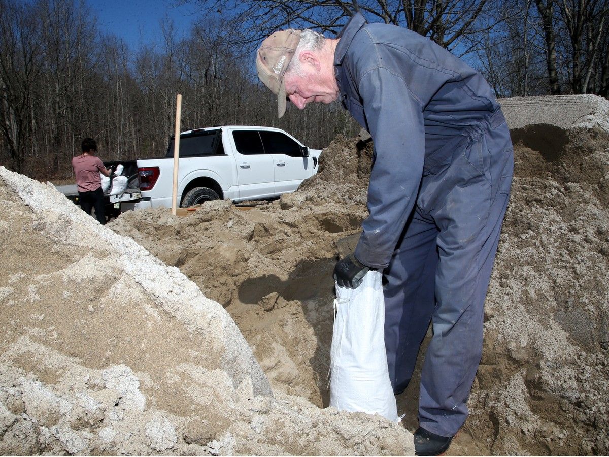 Constance Bay residents hope for the best, but prepare for worst as river rises