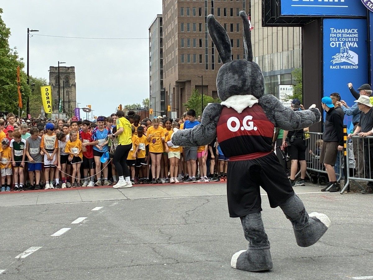 O.G., the mascot for the Ottawa BlackJacks basketball team, hams it up before the start of the Ottawa Kids’ Marathon, part of Tamarack Ottawa Race Weekend, on Saturday. O.G., the mascot for the Ottawa BlackJacks basketball team, hams it up before the start of the Ottawa Kids’ Marathon, part of Tamarack Ottawa Race Weekend, on Saturday.