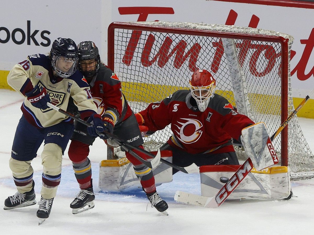 Ottawa Charge protects Rebecca Leslie, Ronja Savolainen and Gwyneth Philips from expansion