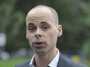 贾森·拉马什 (Jason LaMarche) 的档案照片,他因向当地议员发送威胁而被判有罪。