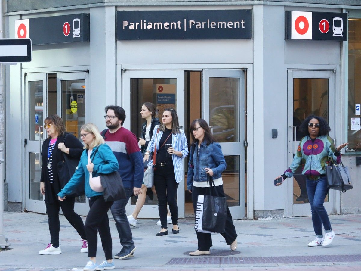 People in downtown Ottawa on Sept. 10, 2024, the day that public servants started returning to their offices.
