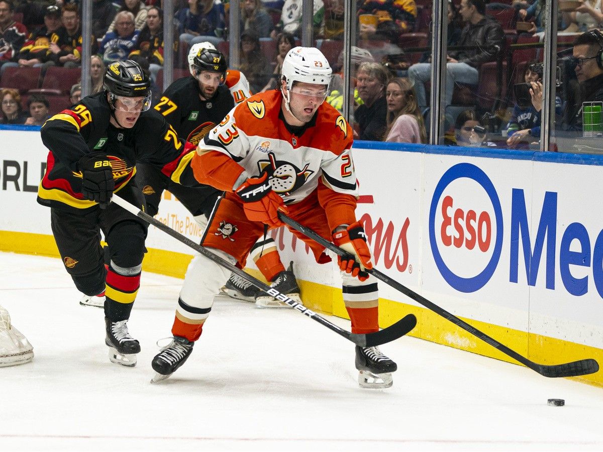 Mason McTavish of the Anaheim Ducks
