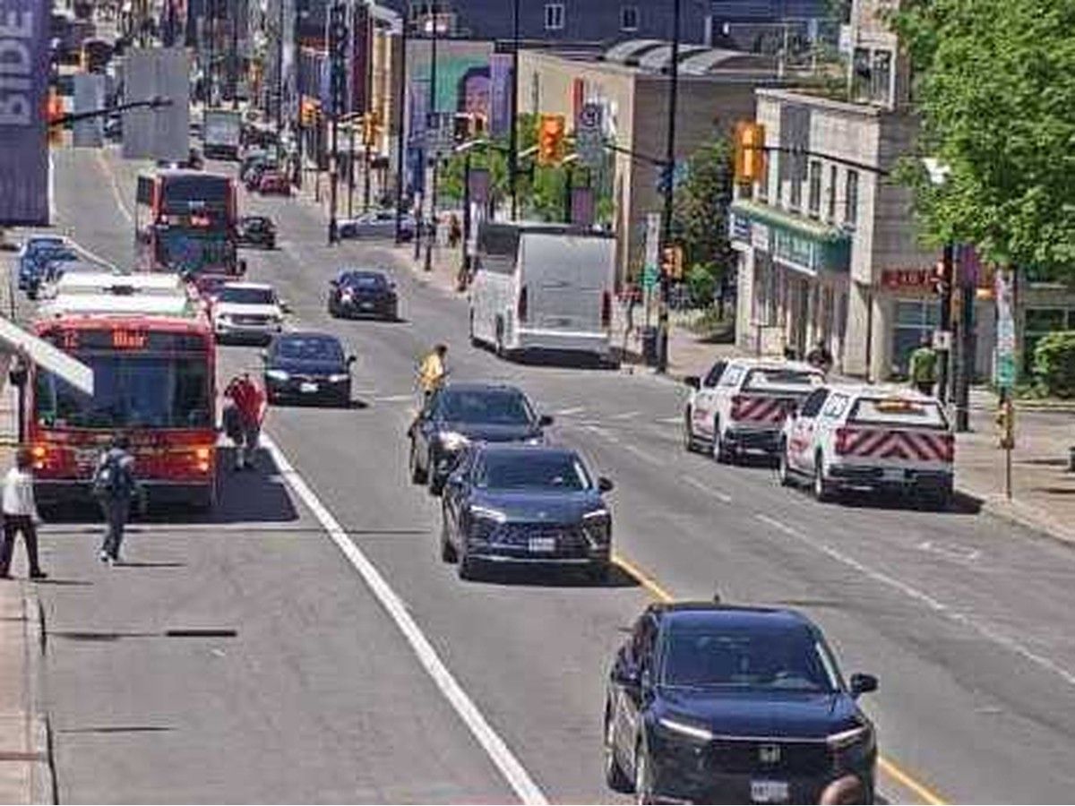 Stabbing victim jumps onto OC Transpo bus on Rideau Street