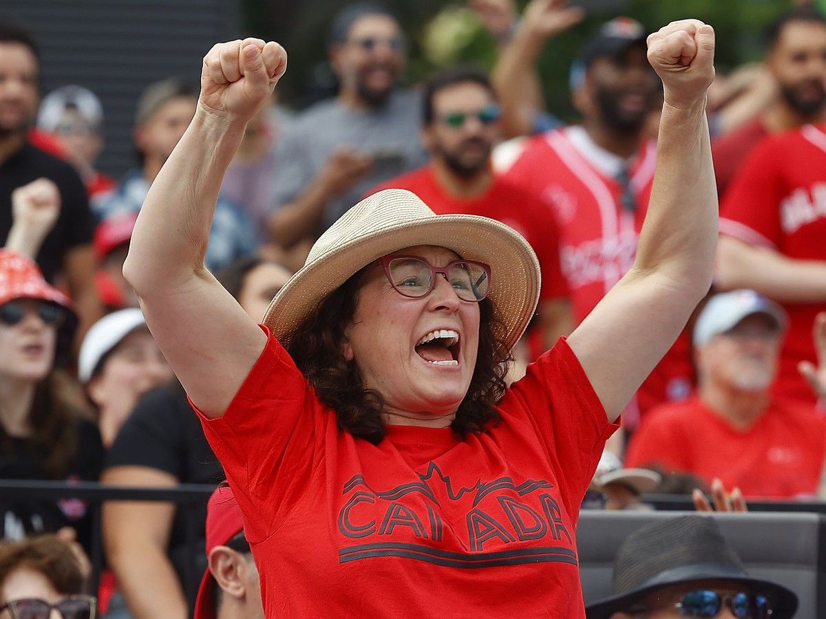  Hundreds of people gathered at Lansdowne Park to watch Canada take on Switzerland in World Cup action Wednesday afternoon.