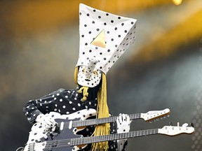 Angine de Poitrine on guitar