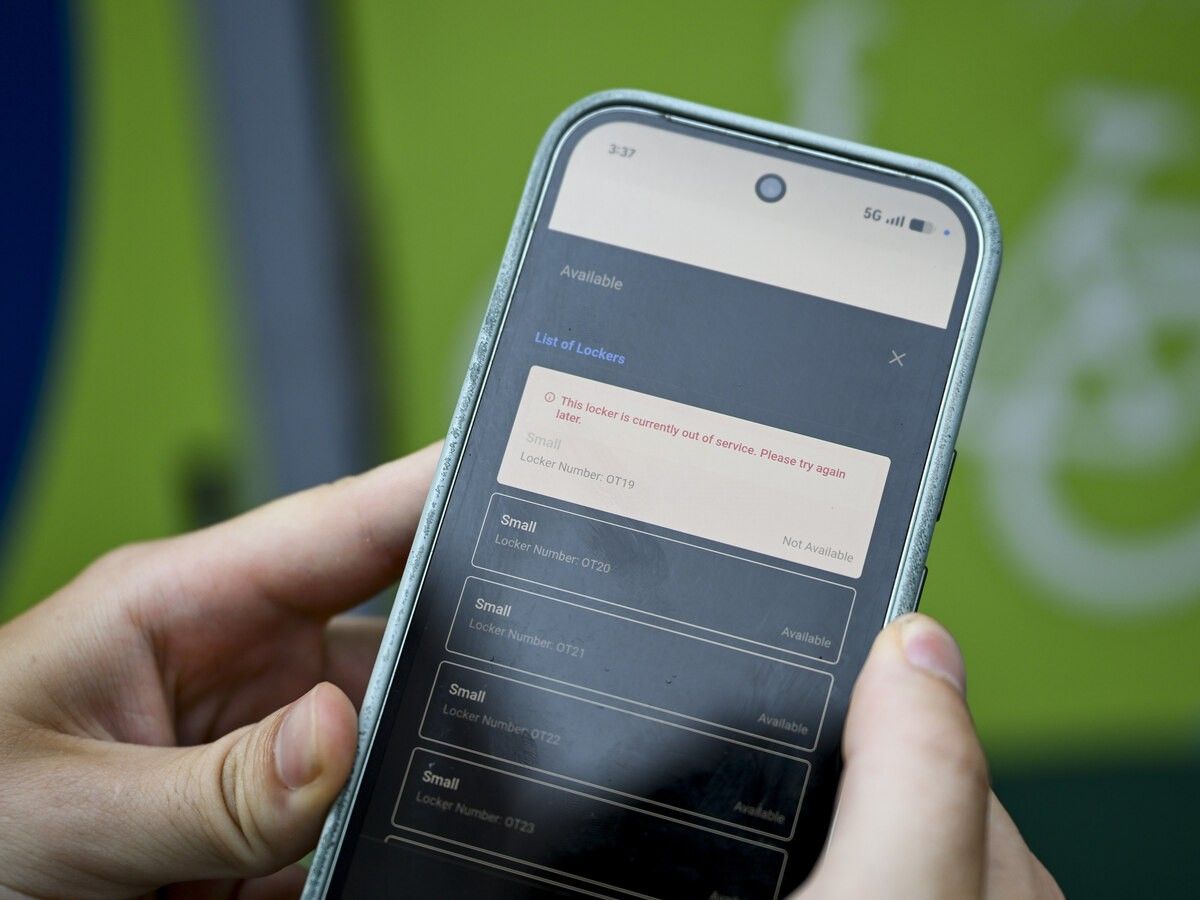 A message about an out-of-service locker is displayed as Eric Warren navigates the Velo-Transpo app outside a City of Ottawa bike storage station on Slater Street on Aug. 4. A message about an out-of-service locker is displayed as Eric Warren navigates the Velo-Transpo app outside a City of Ottawa bike storage station on Slater Street on Aug. 4.
