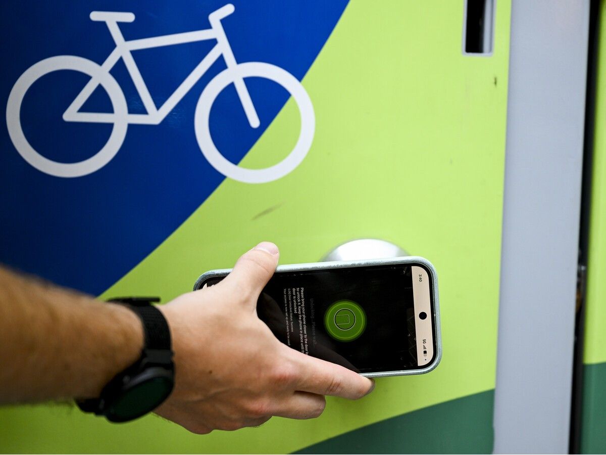 Eric Warren tries to access a City of Ottawa bike storage station using the Velo-Transpo app on Slater Street on Aug. 4. Eric Warren tries to access a City of Ottawa bike storage station using the Velo-Transpo app on Slater Street on Aug. 4.