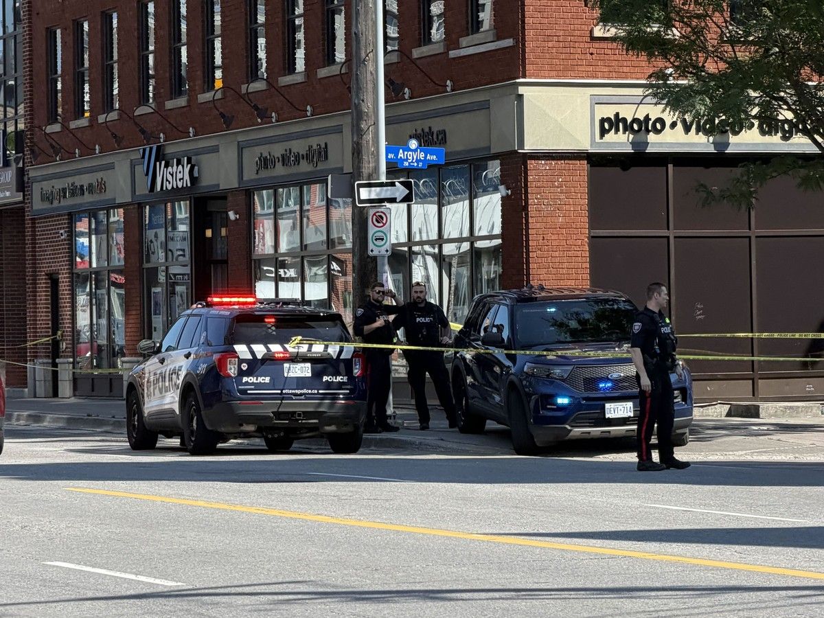 Police investigate a stabbing in Centretown on the morning of Aug. 4. Photo by Abyssinia Abebe. Police investigate a stabbing in Centretown on the morning of Aug. 4. Photo by Abyssinia Abebe.