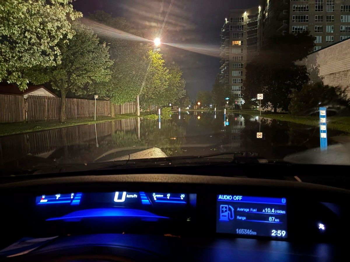 Storm scene @ (Photo: Sean Devine / Facebook) Storm scene @ (Photo: Sean Devine / Facebook)