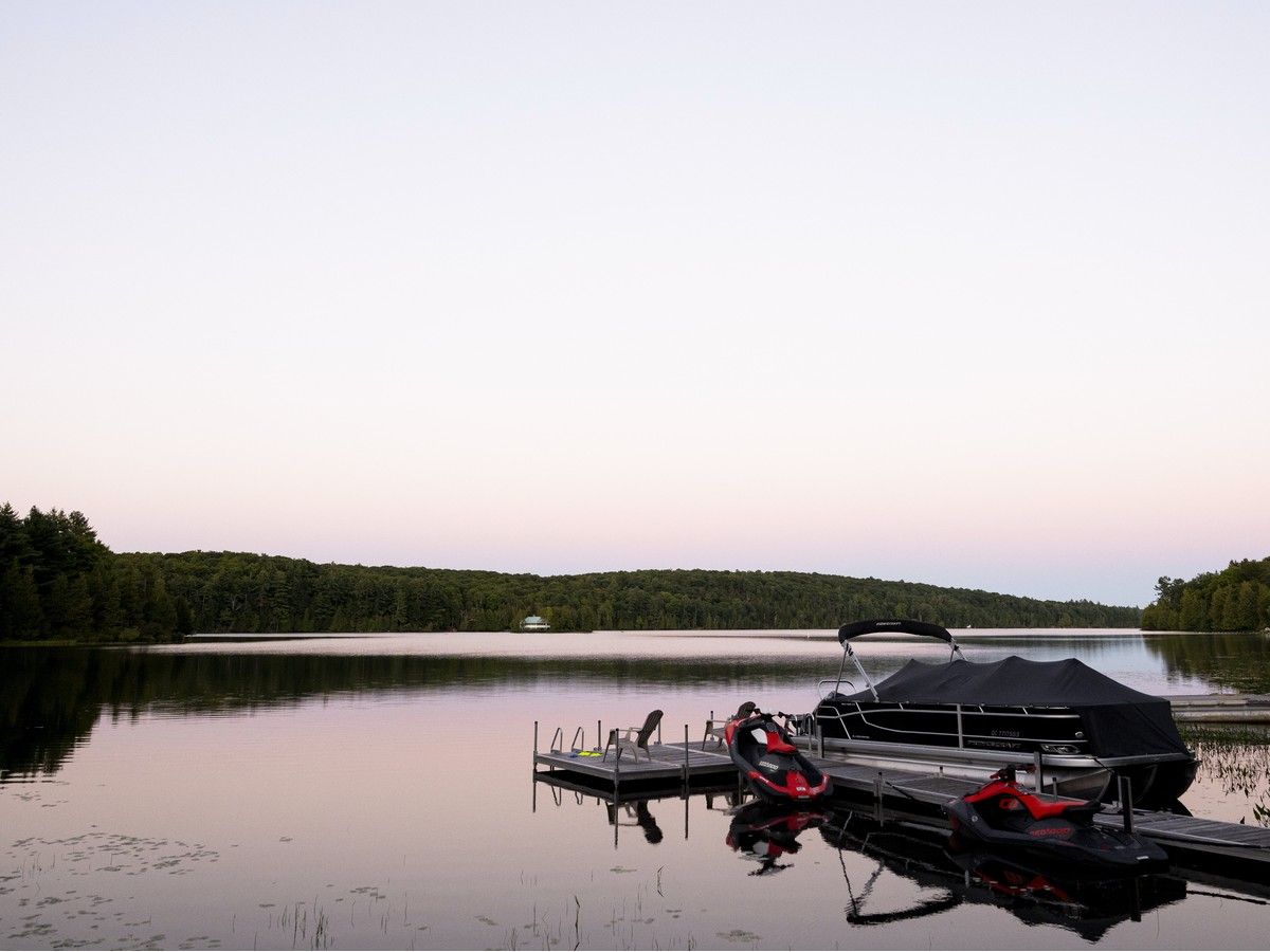  A pair of Sea-Doos and a pontoon boat docked at Meech Lake in Chelsea, Que., on Friday, Aug. 28, 2026.