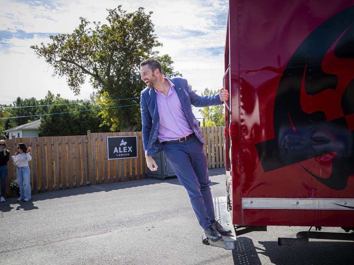 Ottawa mayoral candidate Alex Lawson greeted supporters and residents interested in learning more about his campaign at a rally outside Manotick. Joking around, he jumped on the back of a truck to hitch a ride from the front yard to the backyard.