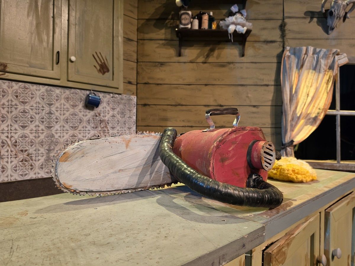Chainsaw prop