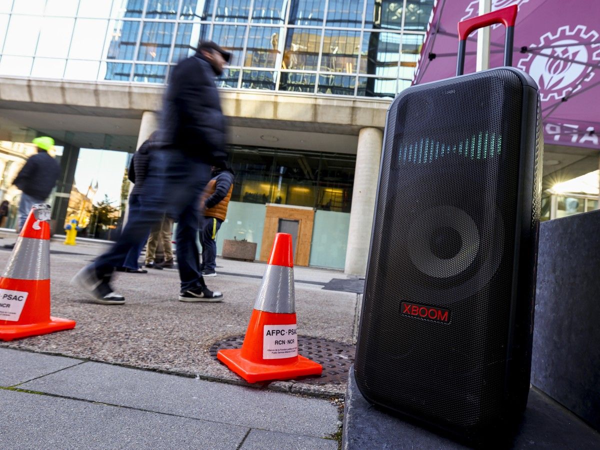 Striking Bank of Canada security guards fined after noise complaints to mayor's office