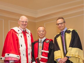Dr. Ruey Yu (middle) with University of Ottawa president Jacques Frémont (L) and Steve Perry, dean of the Faculty of Science. (Photo by Jean Valentin)