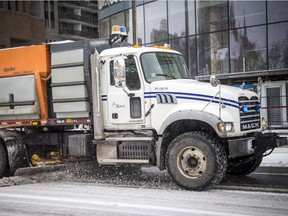 City of Ottawa plows and salt trucks hit the streets Sunday November 19, 2017, after the city woke up to a blanket of snow  Ashley Fraser/Postmedia