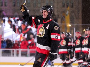 Wade Redden waves his stick at the crowd in front of Parliament Hill on Dec. 15, 2017