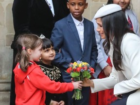 Meghan Markle, clearly touched by flowers from British schoolchildren, appears deeply touched.