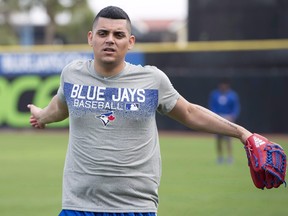 Toronto Blue Jays relief pitcher Roberto Osuna warms up at Spring Training in Dunedin, Fla., on February 13, 2018. (THE CANADIAN PRESS/Frank Gunn)