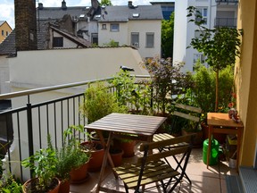 Balcony garden, tables and chairs: spring / summer