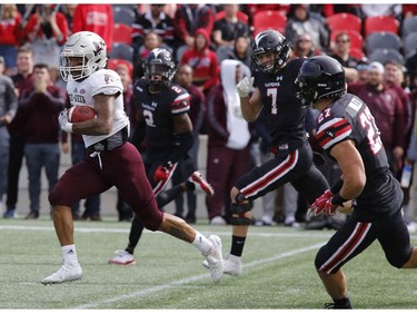 The University of Ottawa Gee-Gees' Kalem Beaver (87) runs with the ball.