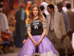 Sarah Jessica Parker finally closes the mismatch shoe mystery from episode 13 of season three's Sex and the City.