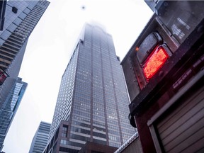 The building where a helicopter crash-landed on top is seen in midtown Manhattan in New York on June 10, 2019. - Speaking at the scene New York Governor Andrew Cuomo told reporters there had been "casualties" on board the helicopter, but that no one in the building had been hurt.