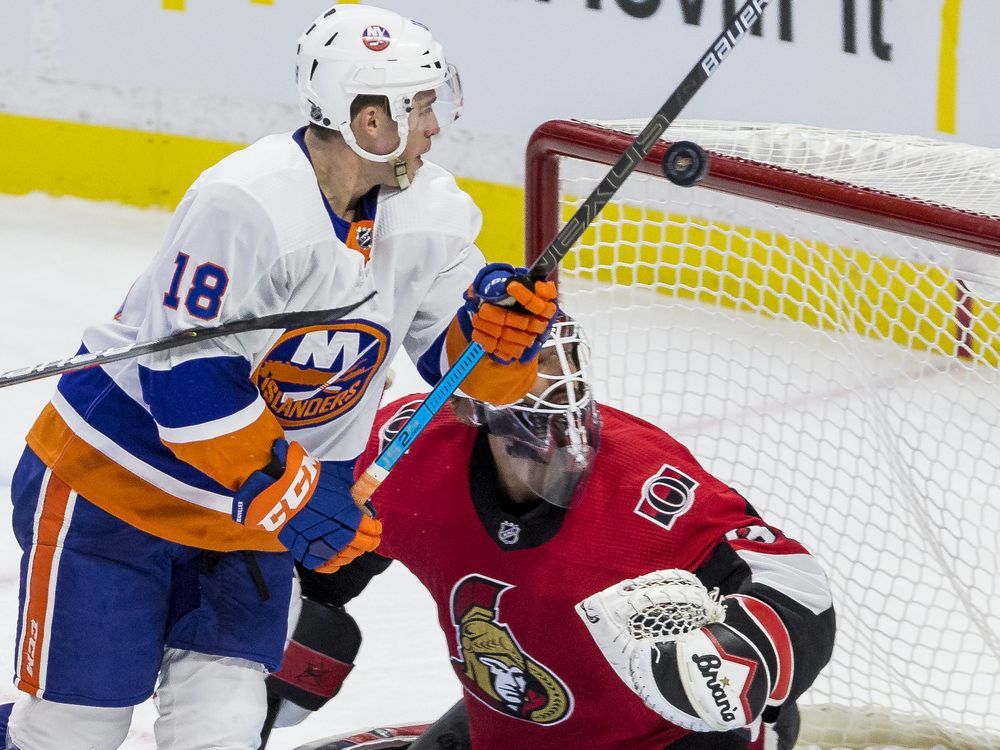 Nelson leads Isles to 4th straight win, 3-1 over Blackhawks