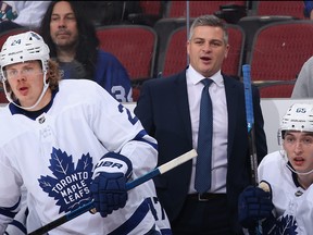 Head coach Sheldon Keefe of the Toronto Maple Leafs, centre, reacts during the second period of the NHL game against the Arizona Coyotes at Gila River Arena on Nov. 21, 2019 in Glendale, Ariz. (Christian Petersen/Getty Images)