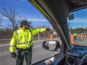 Contrôle routier Québec officers stop vehicles entering Quebec on the Champlain Bridge as road blocks continue on the Ottawa River bridges by various Quebec authorities as the province continues to try to curb unnecessary travel between Ottawa and Gatineau.