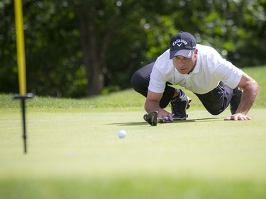 Al McGee lines up a putt.