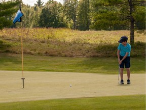 Nine-year-old kid Wynston Henderson makes a putt during the Sun Scramble on Friday, Aug. 28, 2020. Ed Hodgins photo