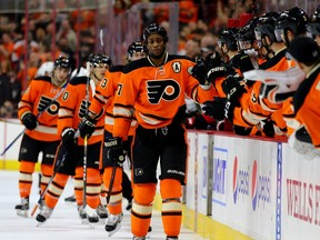 Wayne Simmonds, then with the Philadelphia Flyers, celebrates his goal with teammates.