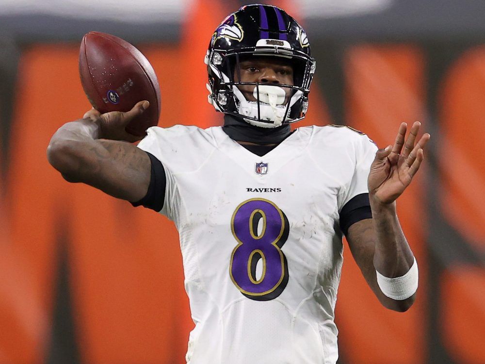 Baltimore Ravens' Lamar Jackson comes out of Browns game with cramps, Trace  McSorley enters 