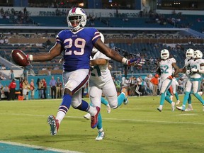 Karlos Williams scores a touchdown for the Buffalo Bills during an NFL game in 2015.