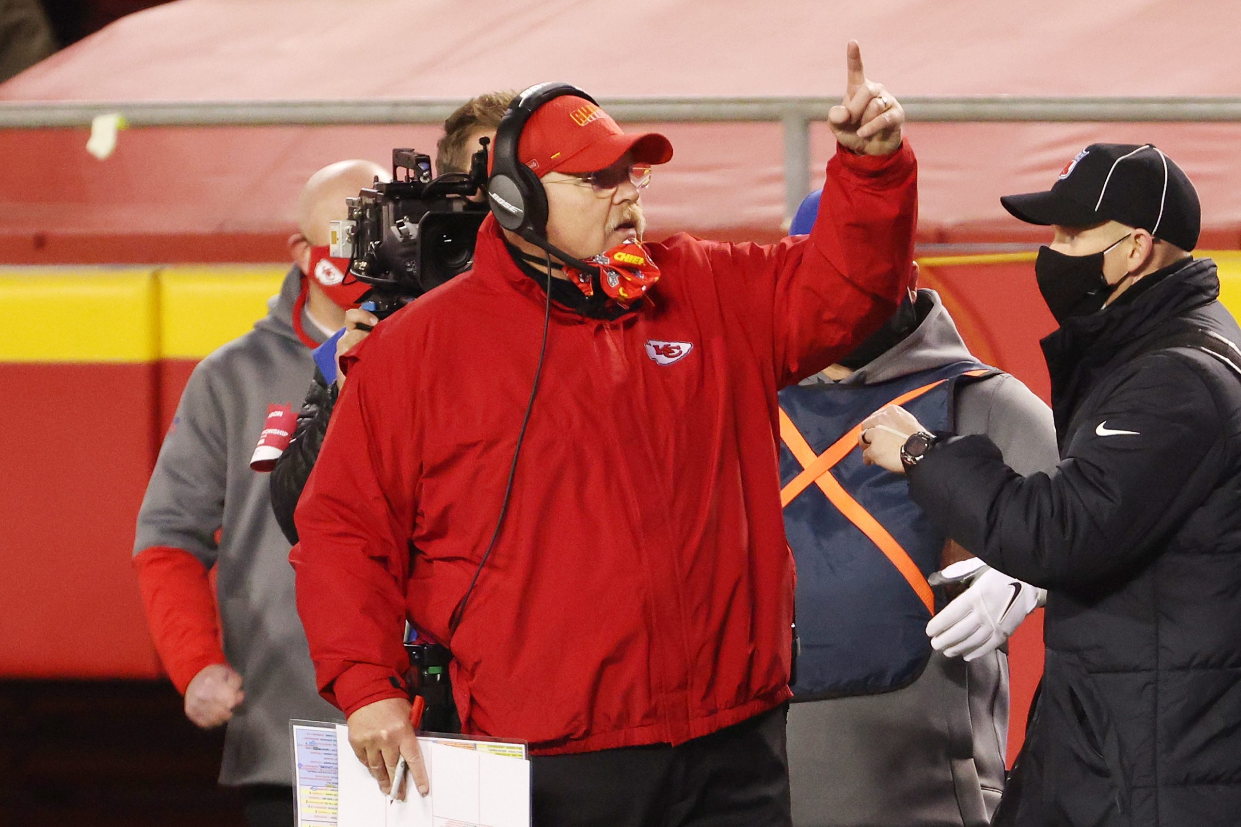 Chiefs gift Andy Reid a cheeseburger following win