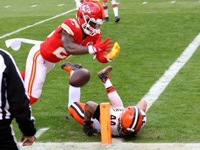 Chiefs running back Le'Veon Bell has a pass broken up against the Browns.