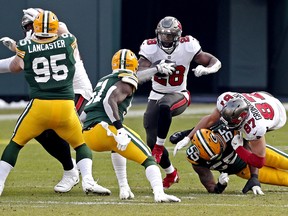 Tampa Bay Buccaneers running back Leonard Fournette runs the ball against Green Bay Packers.