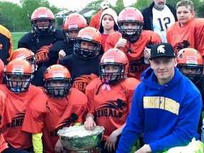 Players of the Orléans Bengals pose with the Vanier Cup and Calgary Stampeders (and former Bengals) QB Michael O'Connor.