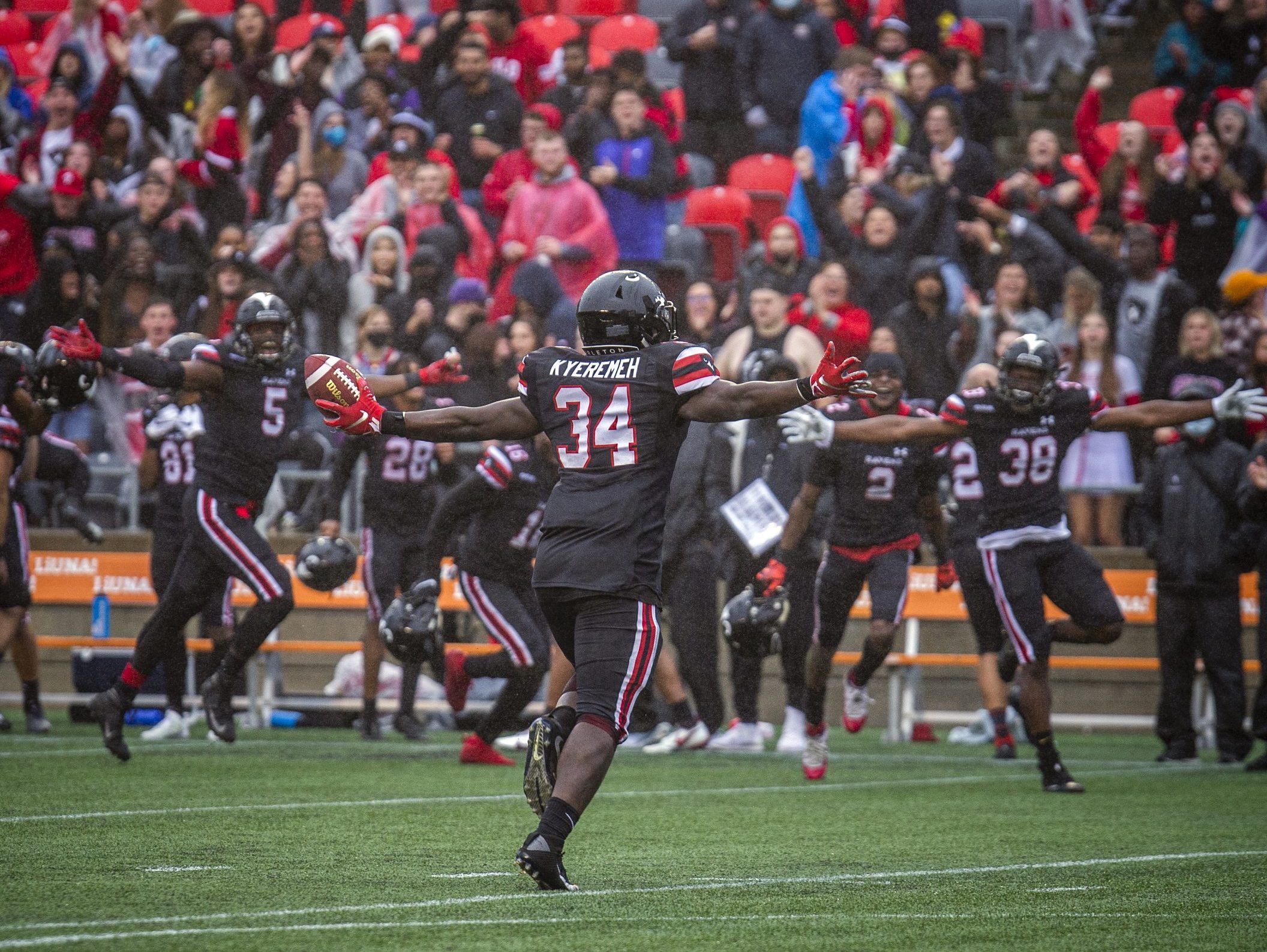 Carleton Ravens, Ottawa Gee-gees Pull Off Last-minute Football Wins 