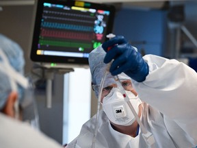 A doctor attends a COVID-19 patient.