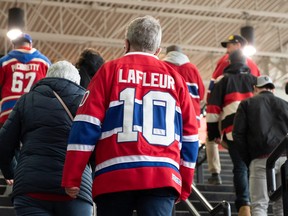 Fans wearing Guy Lafleur jerseys were present in large numbers in Ottawa for the game between the Montreal Canadiens and the Ottawa Senators.