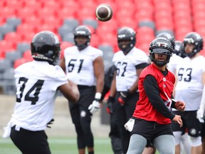 QB Jeremiah Masoli des Ottawa Redblacks lance à Byron Marshall lors de l'entraînement à la Place TD le jeudi 19 mai 2022.