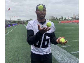 Le receveur du Rouge et Noir d'Ottawa, Tevaun Smith, jongle avec des balles de tennis pour améliorer sa coordination œil-main.