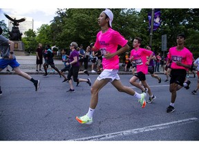 Ashbury College avait une grande équipe de coureurs en chemises rose vif lors de la course de 5 km samedi.