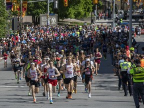 Le premier groupe de coureurs remonte la rue Elgin après avoir quitté l'avenue Laurier lors de la course de 5 km samedi après-midi.