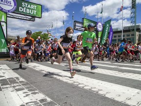 Les enfants courent sur la ligne de départ pour ce marathon pour enfants lors de la Fin de semaine des courses Tamarack d'Ottawa.