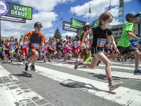 Les enfants courent sur la ligne de départ du Kids Marathon le samedi après-midi.